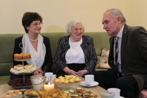 2017. gada Simtgadnieku Salidojums. Trīs cilvēki sarunājas. Foto: Ingrīda Punka