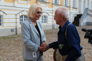 2017. gada Simtgadnieku Salidojums. Divi cilvēki sarokojas. Foto: Ingrīda Punka