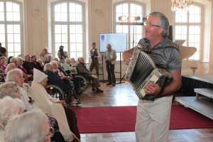 2017. gada Simtgadnieku Salidojums. Vīrietis spēlē akordeonu. Foto: Ingrīda Punka
