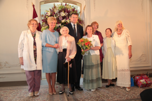 Pirmais Simtgadnieku Salidojums 2017. gadā. Cilvēki stāv blakus un smaida. Foto: Ingrīda Punka