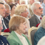 Pirmais Simtgadnieku Salidojums 2017. gadā. Fokuss uz smaidīgu sievieti. Foto: Ingrīda Punka