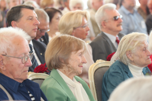 Pirmais Simtgadnieku Salidojums 2017. gadā. Fokuss uz smaidīgu sievieti. Foto: Ingrīda Punka