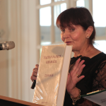 Pirmais Simtgadnieku Salidojums 2017. gadā. Tiek rādīta "Tautas Saimes grāmata". Foto: Ingrīda Punka