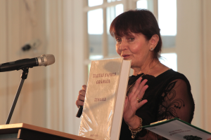 Pirmais Simtgadnieku Salidojums 2017. gadā. Tiek rādīta "Tautas Saimes grāmata". Foto: Ingrīda Punka