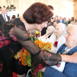 Pirmais Simtgadnieku Salidojums 2017. gadā. Notiek sveikšana un ziedu dāvāšana. Foto: Ingrīda Punka