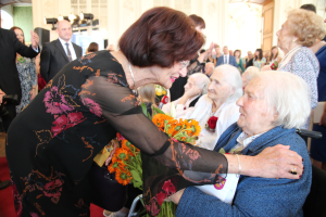 Pirmais Simtgadnieku Salidojums 2017. gadā. Notiek sveikšana un ziedu dāvāšana. Foto: Ingrīda Punka