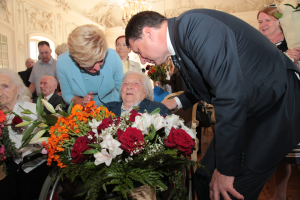 2017. gada Simtgadnieku Salidojums. Pāris sveic sievieti. Foto: Ingrīda Punka