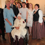 Pirmais Simtgadnieku Salidojums 2017. gadā. Cilvēki stāv blakus un smaida. Foto: Ingrīda Punka