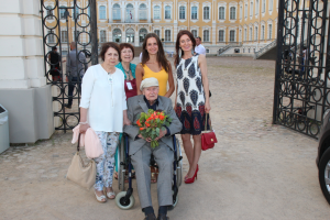 2017. gada Simtgadnieku Salidojums. Pieci cilvēki smaida. Foto: Ingrīda Punka