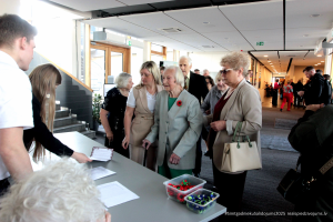 2025. gada Simtgadnieku Salidojums. Cilvēki pie reģistrācijas. Foto: Kaspars Ūdris