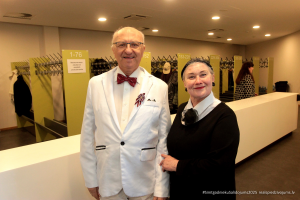 2025. gada Simtgadnieku Salidojums. Divi cilvēki smaida. Foto: Kaspars Ūdris