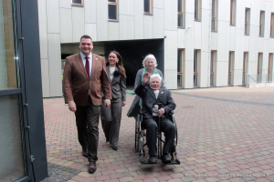 2025. gada Simtgadnieku Salidojums. Četri cilvēki dodas uz pasākumu. Foto: Kaspars Ūdris