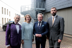 2025. gada Simtgadnieku Salidojums. Četri cilvēki smaida. Foto: Kaspars Ūdris