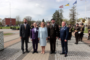 2025. gada Simtgadnieku Salidojums. Cilvēki stalti stāv. Foto: Kaspars Ūdris