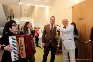 2025. gada Simtgadnieku Salidojums. Cilvēki muzicē. Foto: Kaspars Ūdris