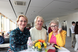 2025. gada Simtgadnieku Salidojums. Trīs sievietes smaida. Foto: Kaspars Ūdris