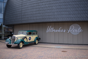 2025. gada Simtgadnieku Salidojums. Veca automašīna pie "Ulbrokas Pērles". Foto: Edgars Krinbergs