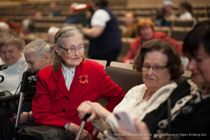 2025. gada Simtgadnieku Salidojums. Fokuss uz smaidīgu sievieti. Foto: Edgars Krinbergs