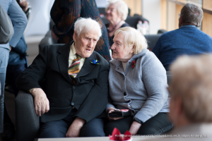 2025. gada Simtgadnieku Salidojums. Divi cilvēki sarunājas. Foto: Edgars Krinbergs