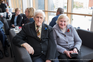 2025. gada Simtgadnieku Salidojums. Divi cilvēki sēž blakus un smaida. Foto: Edgars Krinbergs