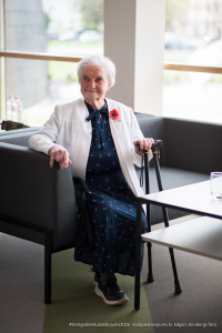 2025. gada Simtgadnieku Salidojums. Sieviete smaida. Foto: Edgars Krinbergs