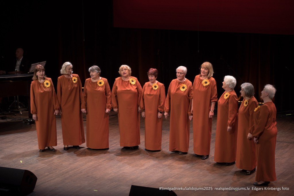 2025. gada Simtgadnieku Salidojums. Desmit sievietes uzstājas. Foto: Edgars Krinbergs