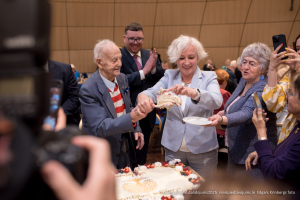 2025. gada Simtgadnieku Salidojums. Svētku kūkas griešana. Foto: Edgars Krinbergs