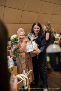 2025. gada Simtgadnieku Salidojums. Divas sievietes smaida. Foto: Edgars Krinbergs