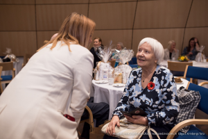 2025. gada Simtgadnieku Salidojums. Divas sievietes sarunājas un smaida. Foto: Edgars Krinbergs