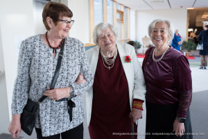 2025. gada Simtgadnieku Salidojums. Trīs sievietes smaida. Foto: Edgars Krinbergs