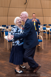 2025. gada Simtgadnieku Salidojuma svinības. Divi cilvēki dejo pāru deju. Foto: Edgars Krinbergs