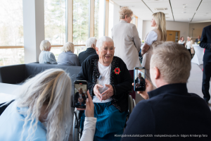 2025. gada Simtgadnieku Salidojums. Sievieti fotografē un filmē. Foto: Edgars Krinbergs