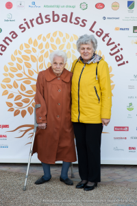 2025. gada Simtgadnieku Salidojums. Divas sievietes smaida. Foto: Edgars Krinbergs