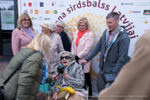 2025. gada Simtgadnieku Salidojums. Sievieti intervē. Foto: Edgars Krinbergs