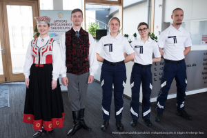 2025. gada Simtgadnieku Salidojums. Policisti un pāris tautastērpos. Foto: Edgars Krinbergs
