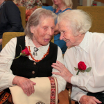 2018. gada Simtgadnieku Salidojums. Divas sievietes sarunājas.