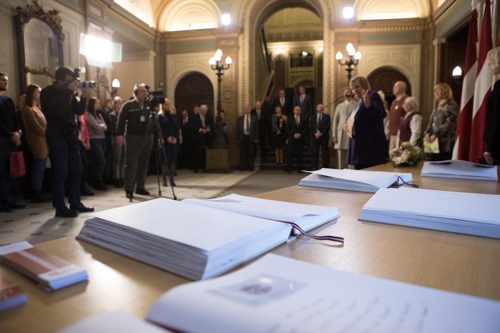 Tautas Saimes gramata Saeimā.
Foto: Ernests Dinka